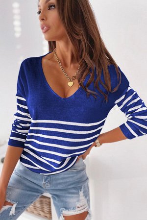 Синий свитер в белую полоску с V-образным вырезом