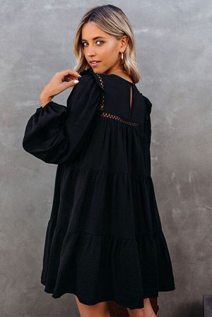 Черное многоярусное платье с перфорацией и пышными рукавами