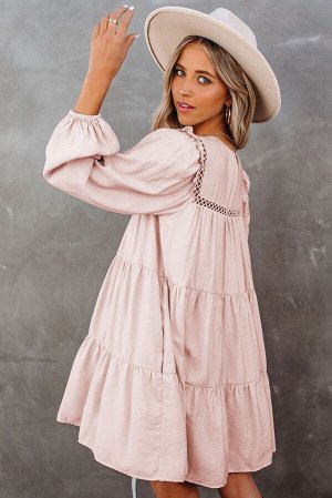 Розовое многоярусное платье с перфорацией и пышными рукавами