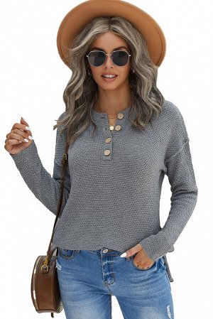 Серый свитер с заниженными плечами и круглым вырезом на пуговицах