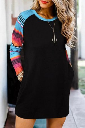 Черное платье-свитшот с разноцветными полосатыми рукавами-реглан
