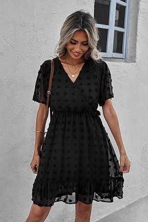 Черное мини-платье в швейцарский горошек с запахом и V-образным вырезом с оборками