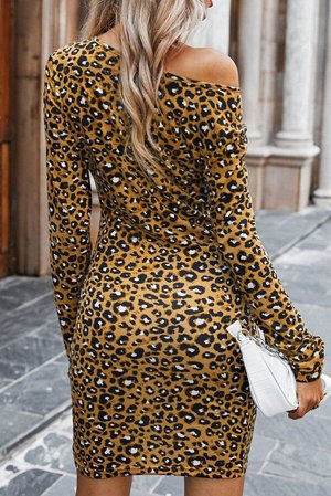 Коричневое асимметричное платье с открытым плечом и леопардовым принтом