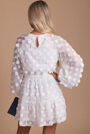 Белое мини-платье с текстурой в горошек и эластичной талией