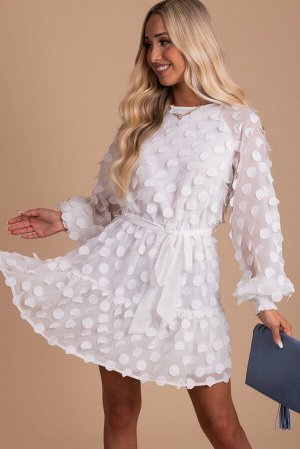 Белое мини-платье с текстурой в горошек и эластичной талией