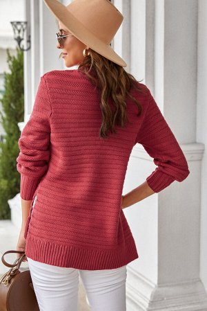 Красный свитер крупной вязки с воротником стойка и боковыми разрезами