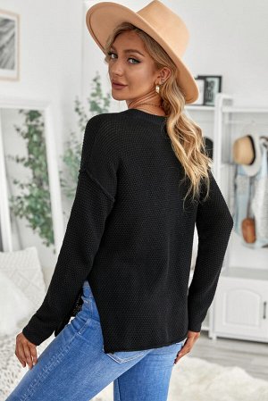 Черный свитер с заниженными плечами и круглым вырезом на пуговицах