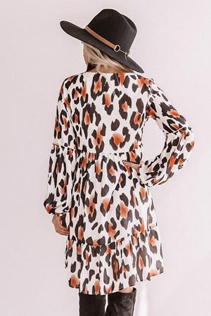 Белое свободное платье беби-долл с рюшами и оранжевым леопардовым принтом