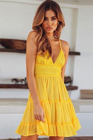 Желтое платье с V-образным вырезом с кружевной отделкой и оборками
