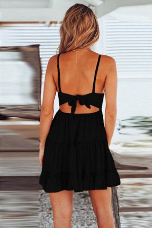 Черное платье с V-образным вырезом с кружевной отделкой и оборками