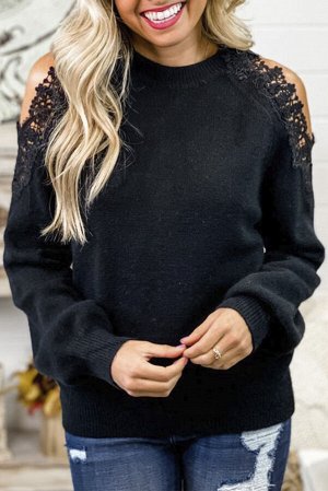Черный свитер с вырезами на плечах с кружевной отделкой