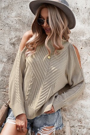 Бежевый свитер крупной вязки с открытыми плечами и боковыми разрезами