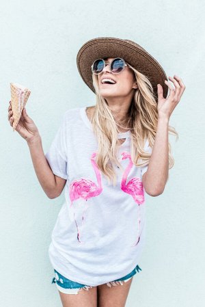 Белая футболка с короткими рукавами и изображением розовых фламинго