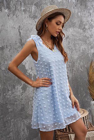 Голубое платье с текстурой в горошек и рюшами на бретелях