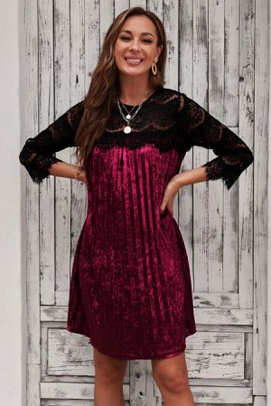 Бордовое бархатное платье с рукавами 3/4 и черными кружевными вставками