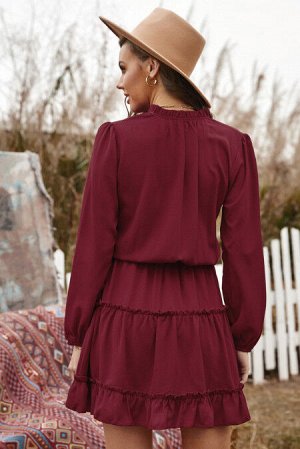 Бордовое многоярусное мини-платье с V-образным вырезом и рюшами