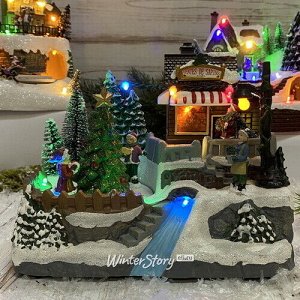 Светящаяся композиция Christmas Village: Украшение Елочки 21*16 см, с движением и музыкой, на батарейках (Kaemingk)