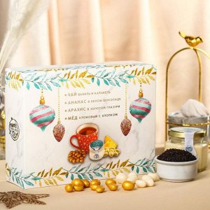 Подарочный набор «Чудеса»: чай 50 г., арахис 100 г., ананас в шоколаде 100 г., крем-мед 120 г.
