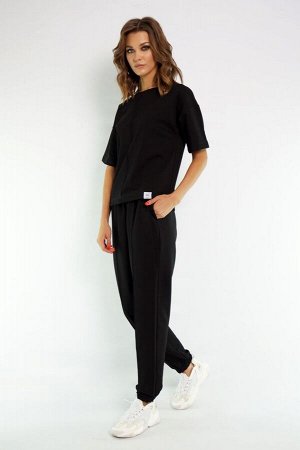 Костюм Костюм Kivviwear 4036-4037 черный 
Состав: ПЭ-24%; Хлопок-70%; Эластан-6%;
Сезон: Осень-Зима
Рост: 170

Костюм с брюками средней посадки с отделкой в виде канта по деталям переда и карманами в