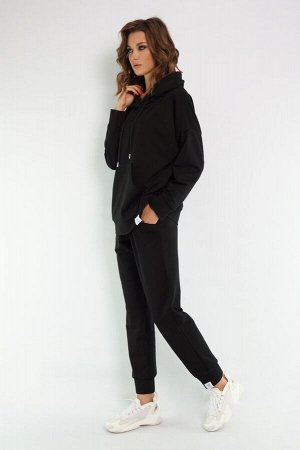 Костюм Костюм Kivviwear 4015-4040 черный 
Состав: ПЭ-24%; Хлопок-70%; Эластан-6%;
Сезон: Осень-Зима

Костюм оверсайз с брюками средней посадки с карманами в боковых швах. Обработка низа брюк манжета.