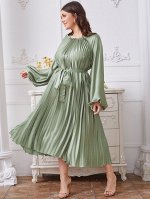 Атласное платье со складками и поясом размера плюс