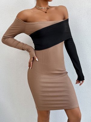 Облегающее платье с открытыми плечами контрастный в рубчик
