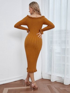 Облегающее платье-свитер с открытыми плечами с оборкой