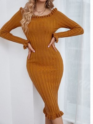 Облегающее платье-свитер с открытыми плечами с оборкой