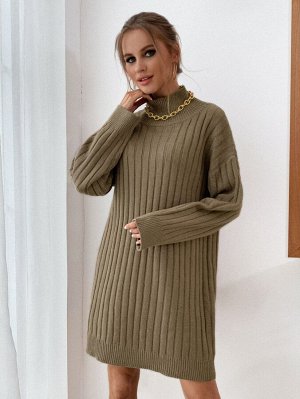 Вязаное платье-свитер в рубчик без пояса