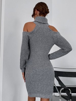 Платье-свитер с высоким воротником открытыми плечами без пояса
