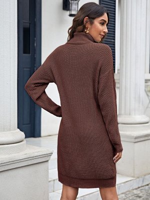 Вязаное платье-свитер с высоким воротником без пояса
