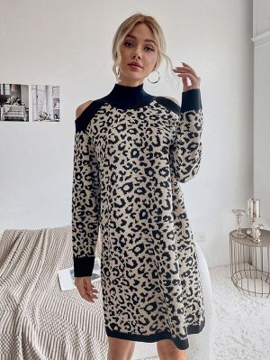 Платье-свитер с леопардовым узором открытыми плечами