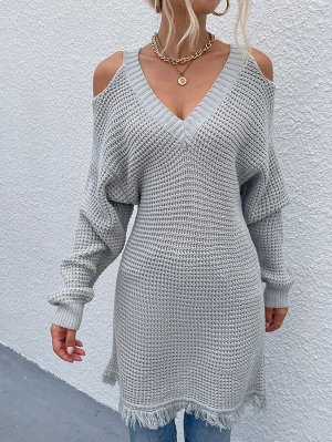 Платье-свитер открытыми плечами с бахромой