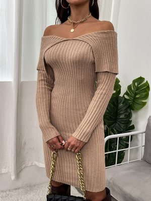 Облегающее платье-свитер в рубчик с открытыми плечами