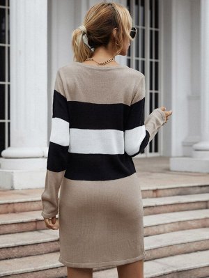 Контрастное вязаное платье-свитер в рубчик
