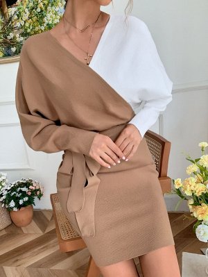 Платье-свитер контрастный с рукавами "доломан" с завязками по бокам