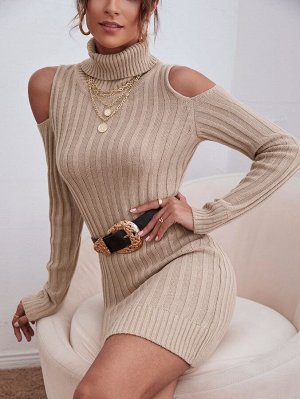 Платье-свитер в рубчик с высоким воротником с открытыми плечами