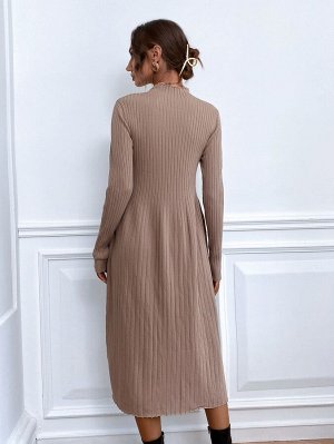 Платье-свитер с воротником-стойкой с волнистой отделкой с пуговицами с высоким разрезом без пояса