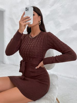 Облегающее платье-свитер с поясом вязаный
