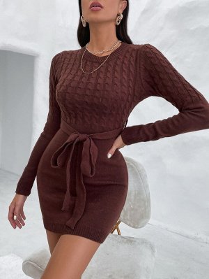 Облегающее платье-свитер с поясом вязаный