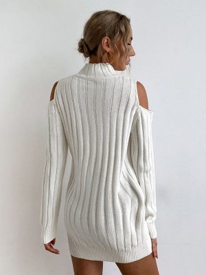 Платье-свитер с воротником-стойкой открытыми плечами без пояса