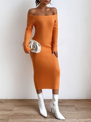 Облегающее платье-свитер с открытыми плечами