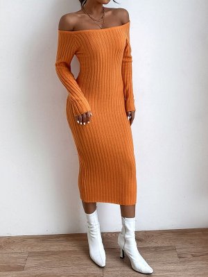 Облегающее платье-свитер с открытыми плечами