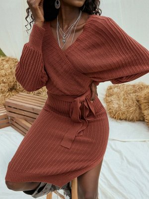Платье-свитер с v-образным вырезом с рукавами "летучая мышь" с разрезом с поясом