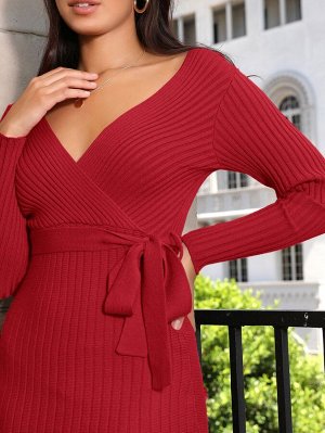 Платье-свитер с v-образным вырезом с поясом с оборками