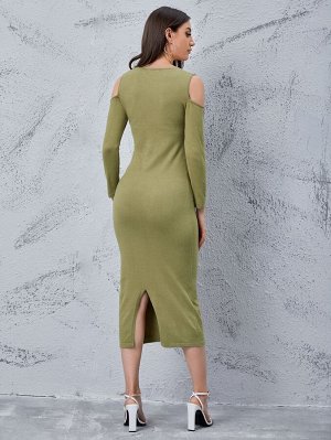 Платье-свитер открытыми плечами с разрезом без пояса