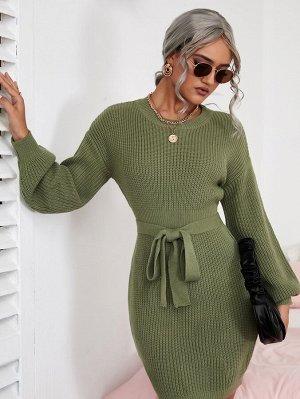Облегающее платье-свитер с поясом