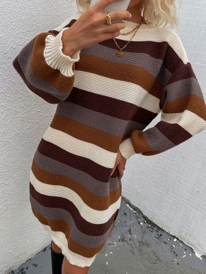 Контрастное платье-свитер с воротником-стойкой