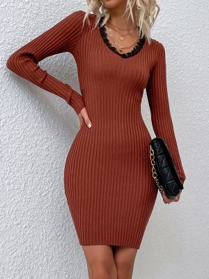 Облегающее платье-свитер с кружевной отделкой без пояса