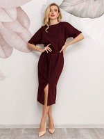 Бордовое классическое фактурное платье с разрезом